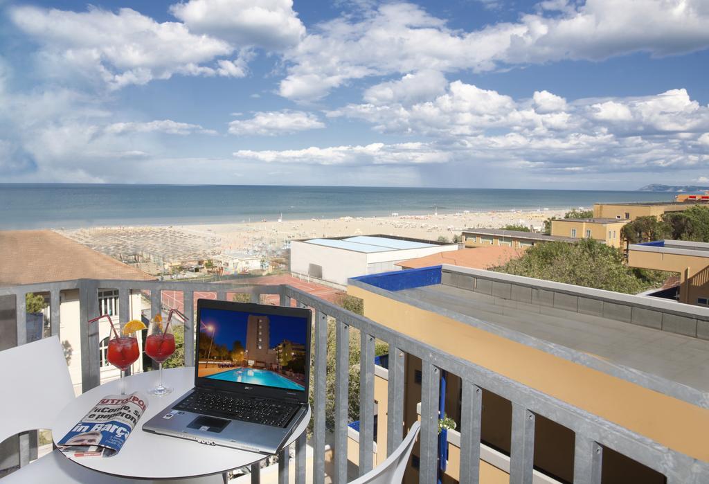 Hotel Jumbo Rimini Bagian luar foto