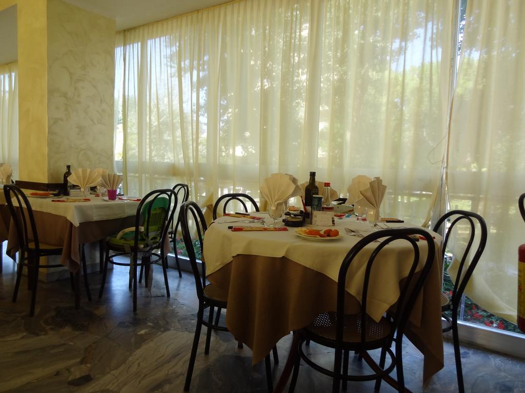 Hotel Jumbo Rimini Bagian luar foto