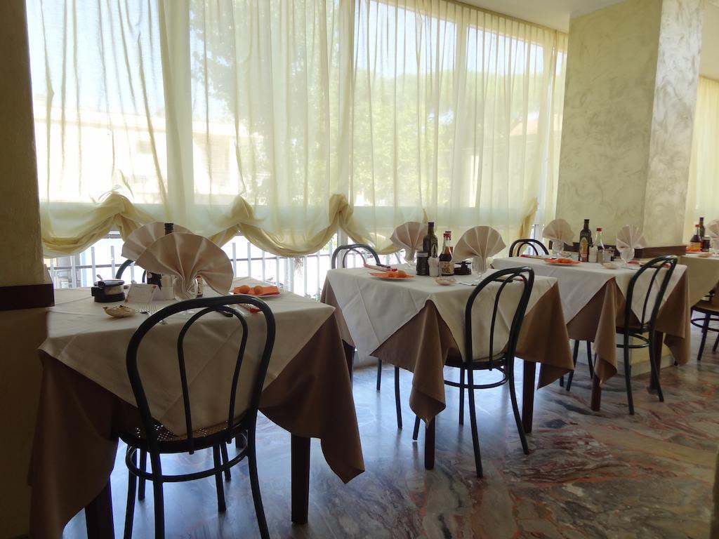 Hotel Jumbo Rimini Bagian luar foto