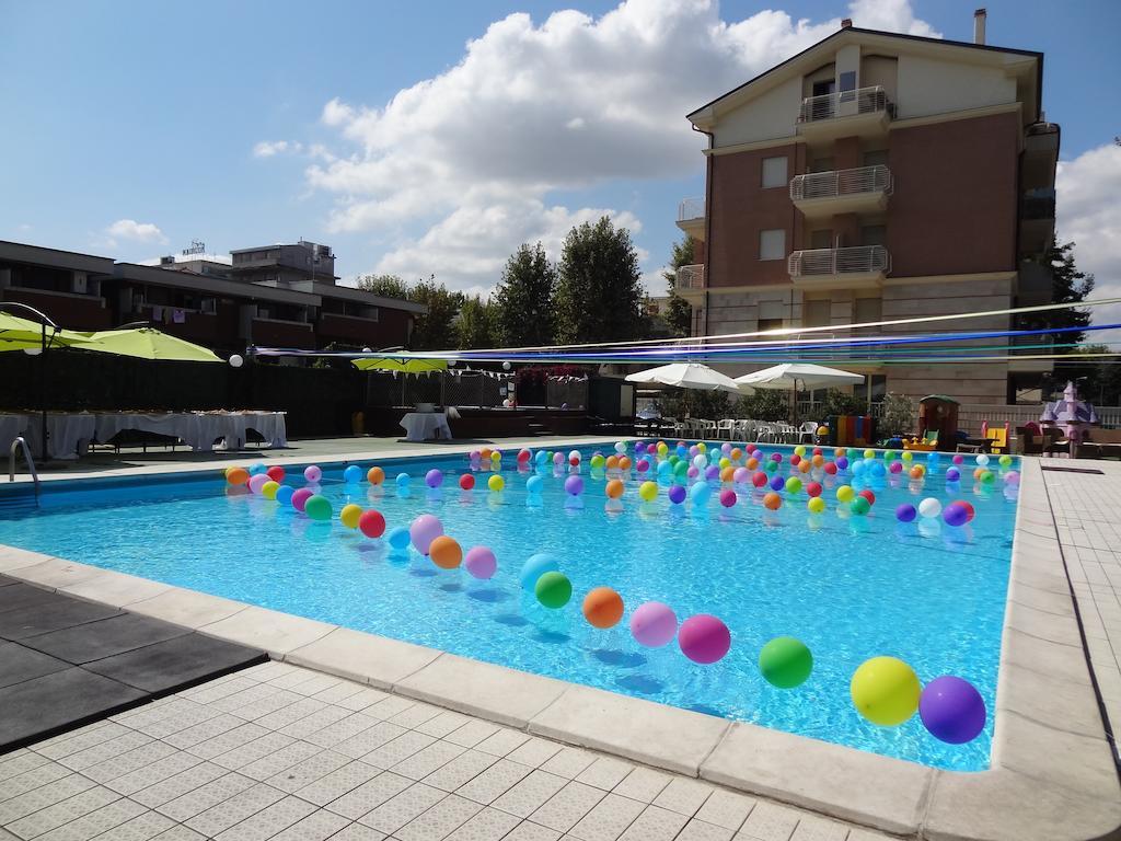 Hotel Jumbo Rimini Bagian luar foto