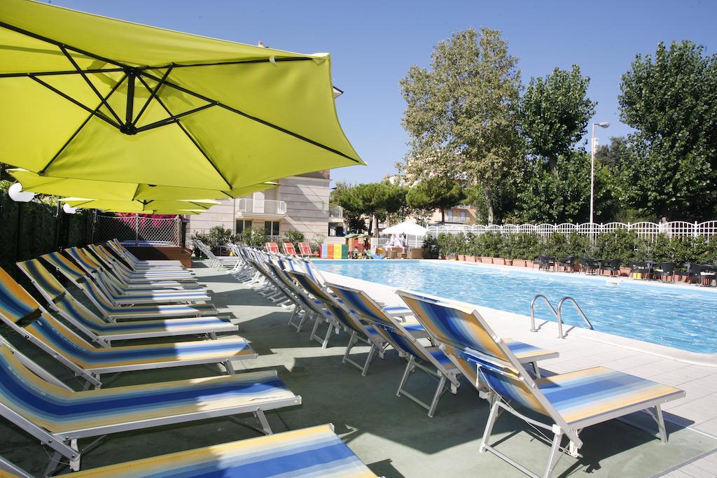 Hotel Jumbo Rimini Bagian luar foto