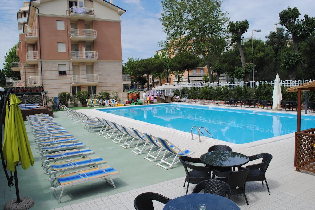 Hotel Jumbo Rimini Bagian luar foto