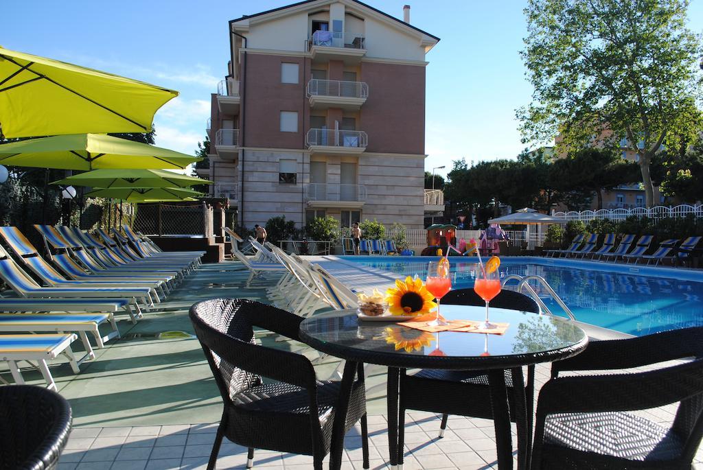 Hotel Jumbo Rimini Bagian luar foto