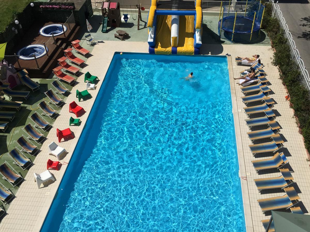 Hotel Jumbo Rimini Bagian luar foto
